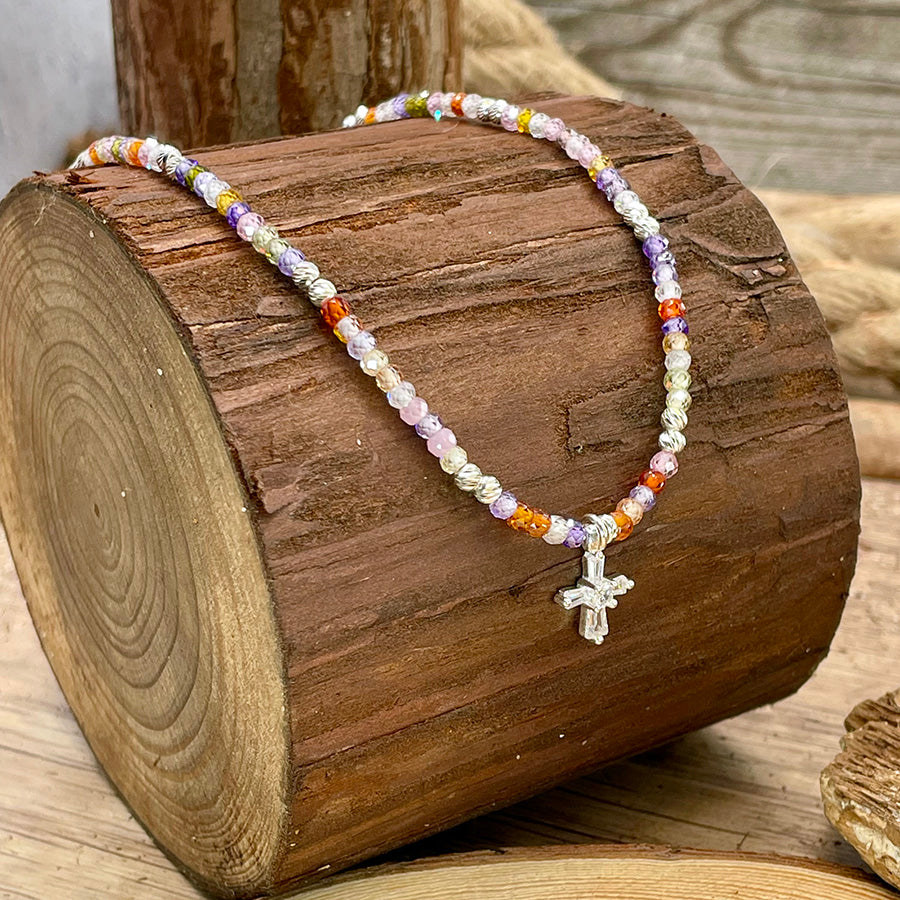 JINGLE JUICE COLLIER EN PERLES DE ZIRCONS MULTICOLORES FACETTÉS AVEC PENDENTIF CROIX ART DÉCO PAVÉ DE ZIRCONS SERTI BAGUETTE EN ARGENT 925