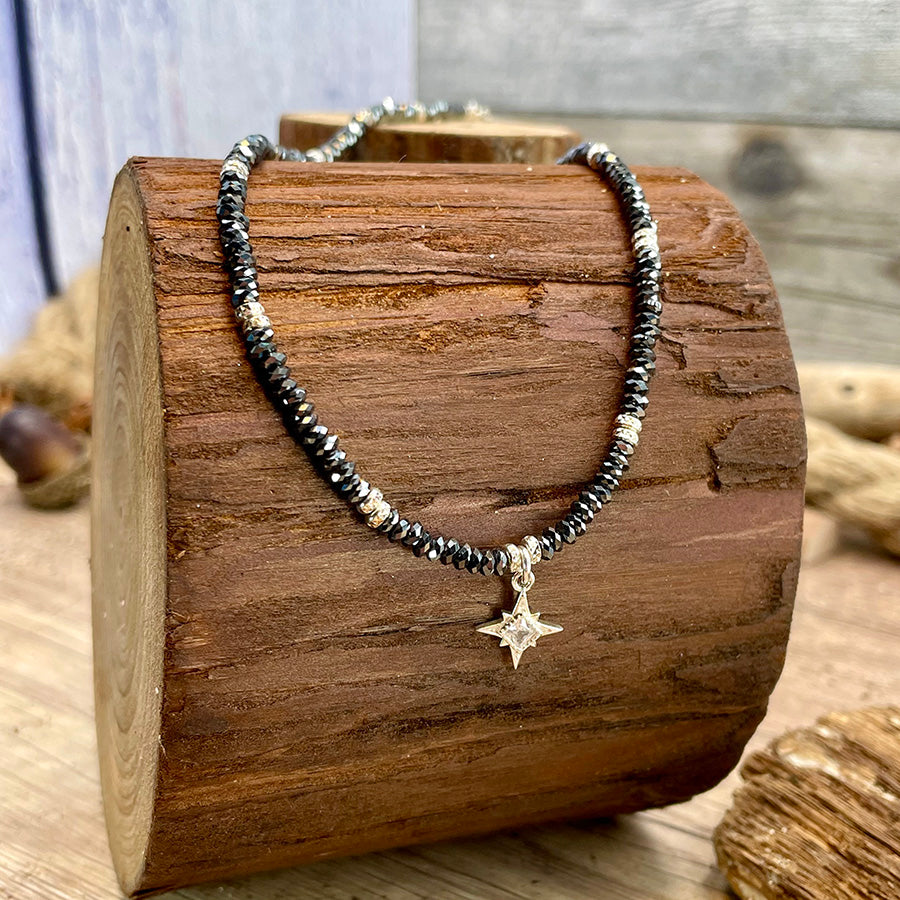 Collier femme DON’T FOLLOW ME, HANDSOME – rondelles d’hématite facettées, étoile du Nord pavée et argent 925