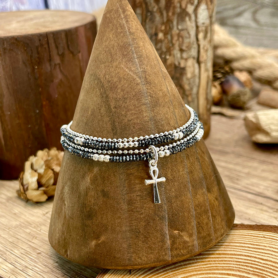 Bracelet femme multi-rang ETERNAL BLING – perles d’hématite facettées, pendentif croix de vie Ankh et argent 925
