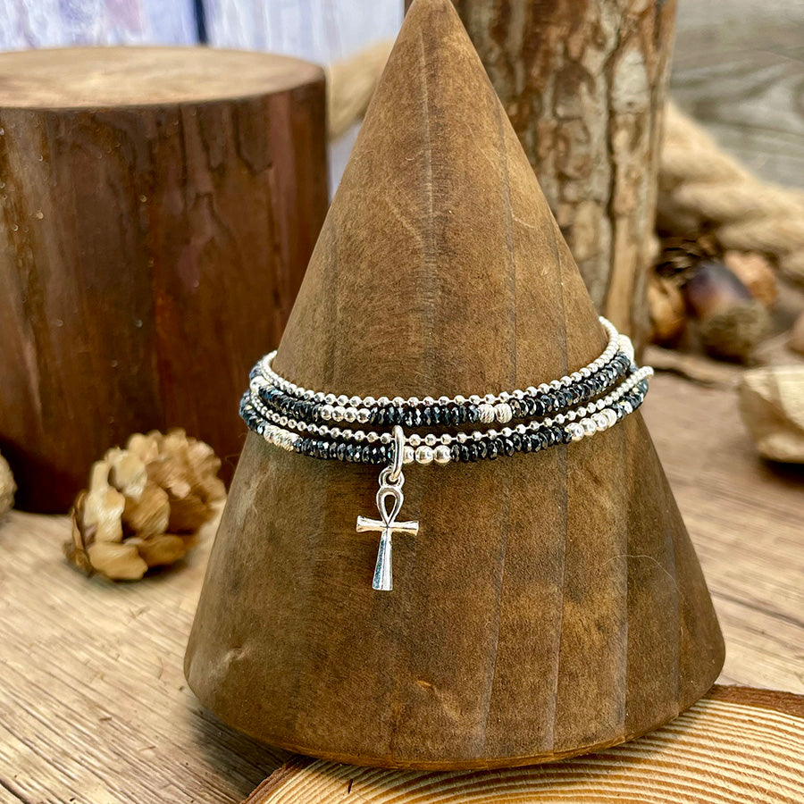 Bracelet femme multi-rang ETERNAL BLING – perles d’hématite facettées, pendentif croix de vie Ankh et argent 925