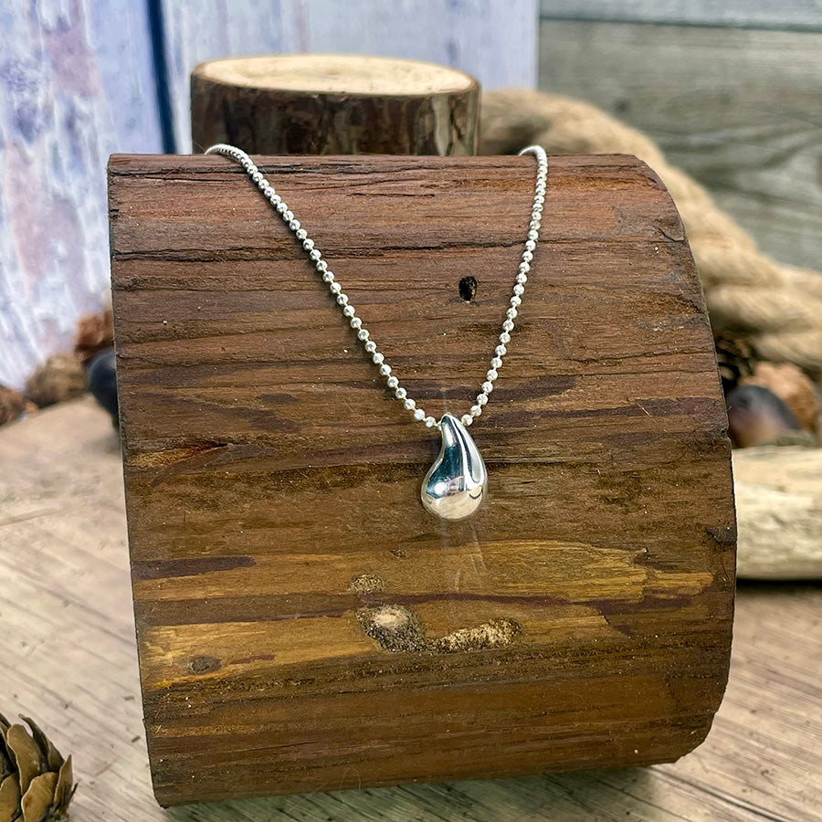 collier femme NOT CRYING, JUST SHINING – pendentif goutte sculpturale en argent 925 et chaîne boules facettées scintillantes