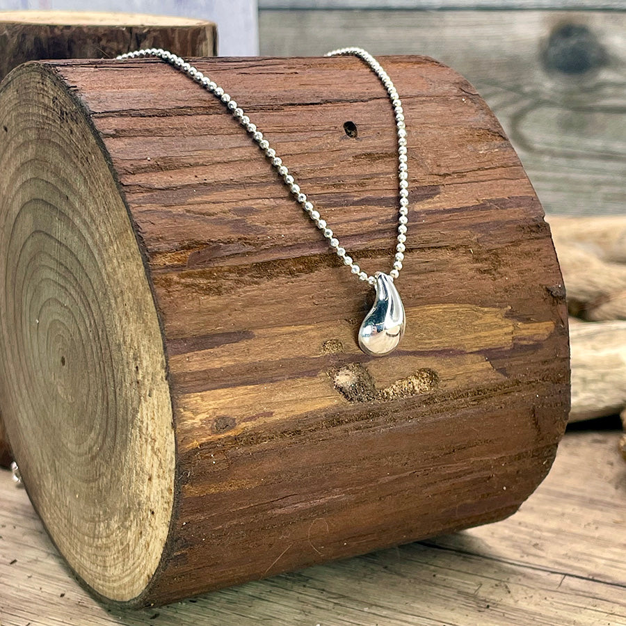 collier femme NOT CRYING, JUST SHINING – pendentif goutte sculpturale en argent 925 et chaîne boules facettées scintillantes