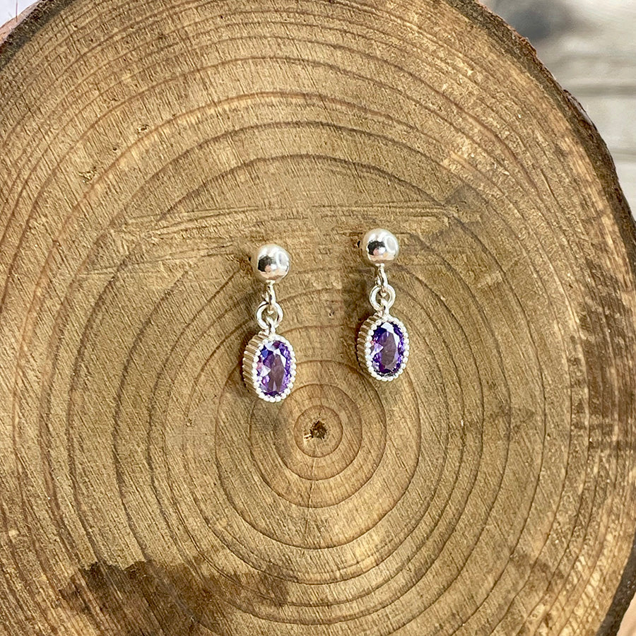 Boucles d’oreilles femme GRAPE ME HARDER – clous argent 925 et pendentifs zircon violet façon améthyste, serti milgrain