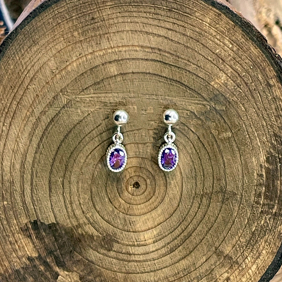 Boucles d’oreilles femme GRAPE ME HARDER – clous argent 925 et pendentifs zircon violet façon améthyste, serti milgrain