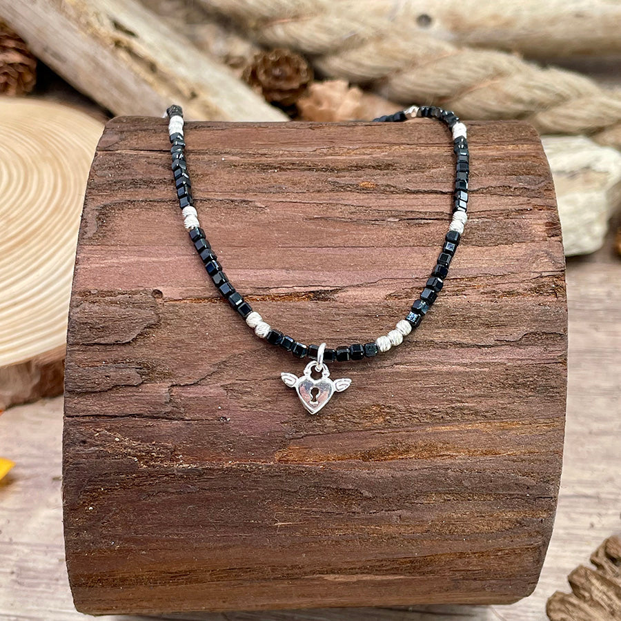 Collier femme ANGELS DON’T BLUSH – pendentif cadenas cœur ailé, perles de spinelle noire et argent 925