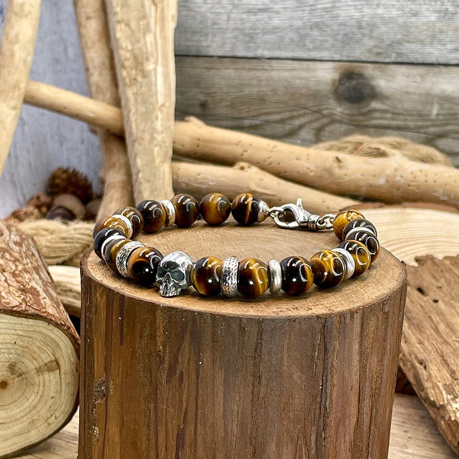 Bracelet homme GASOLINE KISSES – perles d’œil de tigre 10 mm, tête de mort argent 925 et fermoir mousqueton