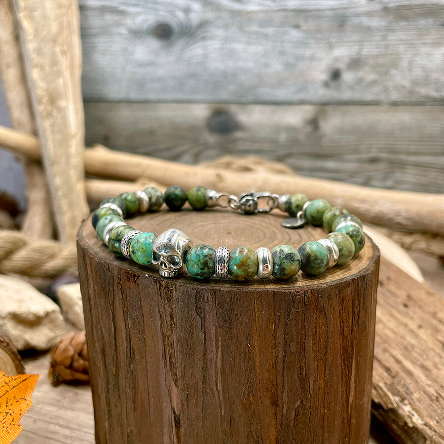 Bracelet homme AFRICA BONES – perles de turquoise africaine 8 mm, tête de mort, fermoir mousqueton et argent 925