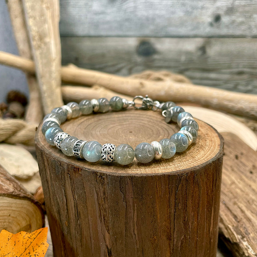 Bracelet homme REFLECTS BETTER THAN YOU – perles de labradorite 8 mm, donut artisanal et fermoir mousqueton argent 925