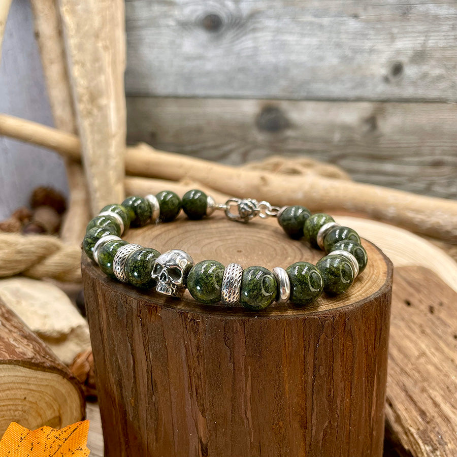 Bracelet homme SNAKE BASTARD – perles de jaspe serpent 10 mm, tête de mort argent 925 et fermoir skull