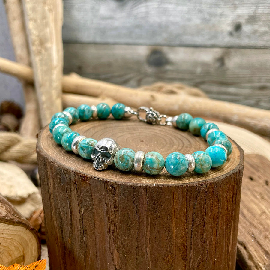 Bracelet homme SORRY NOT SORRY – perles de turquoise africaine 8 mm, tête de mort artisanale et fermoir mousqueton argent 925