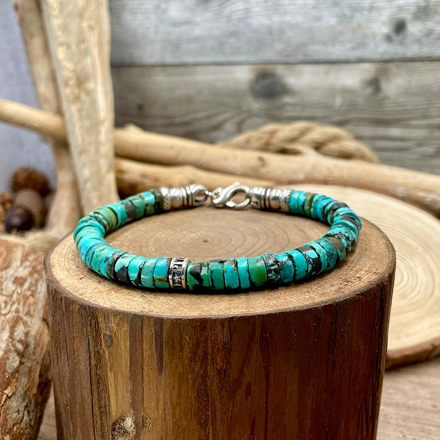 PEACOCK BRACELET SURFEUR HOMME EN PERLES HEISHI DE TURQUOISES NATURELLES AVEC FERMOIR ET INTERCALAIRES EN ARGENT 925