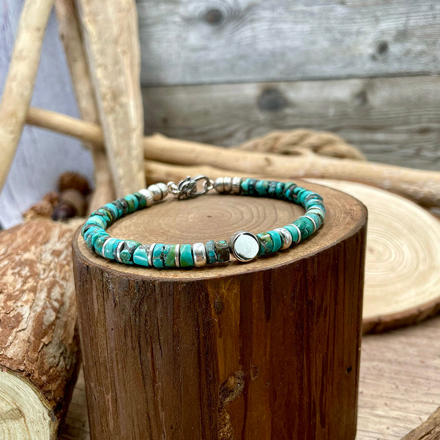 TAO BRACELET SURFEUR EN PERLES HEISHI DE TURQUOISES NATURELLES AVEC INTERCALAIRES ET FERMOIR EN ARGENT 925