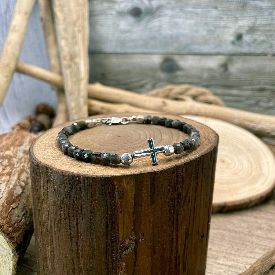 Bracelet homme DARK BLESSING – perles carrées 4/5 mm obsidienne argentée, pendentif croix et fermoir en argent 925