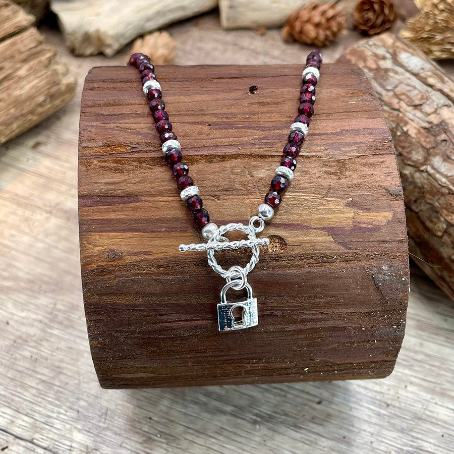 Collier femme ROUGE SECRET en grenat facetté, cadenas et argent 925