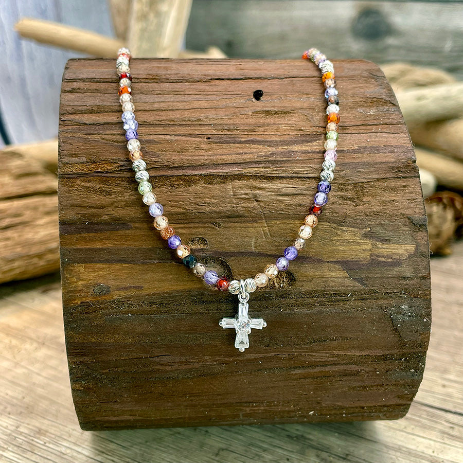 JINGLE JUICE COLLIER EN PERLES DE ZIRCONS MULTICOLORES FACETTÉS AVEC PENDENTIF CROIX ART DÉCO PAVÉ DE ZIRCONS SERTI BAGUETTE EN ARGENT 925