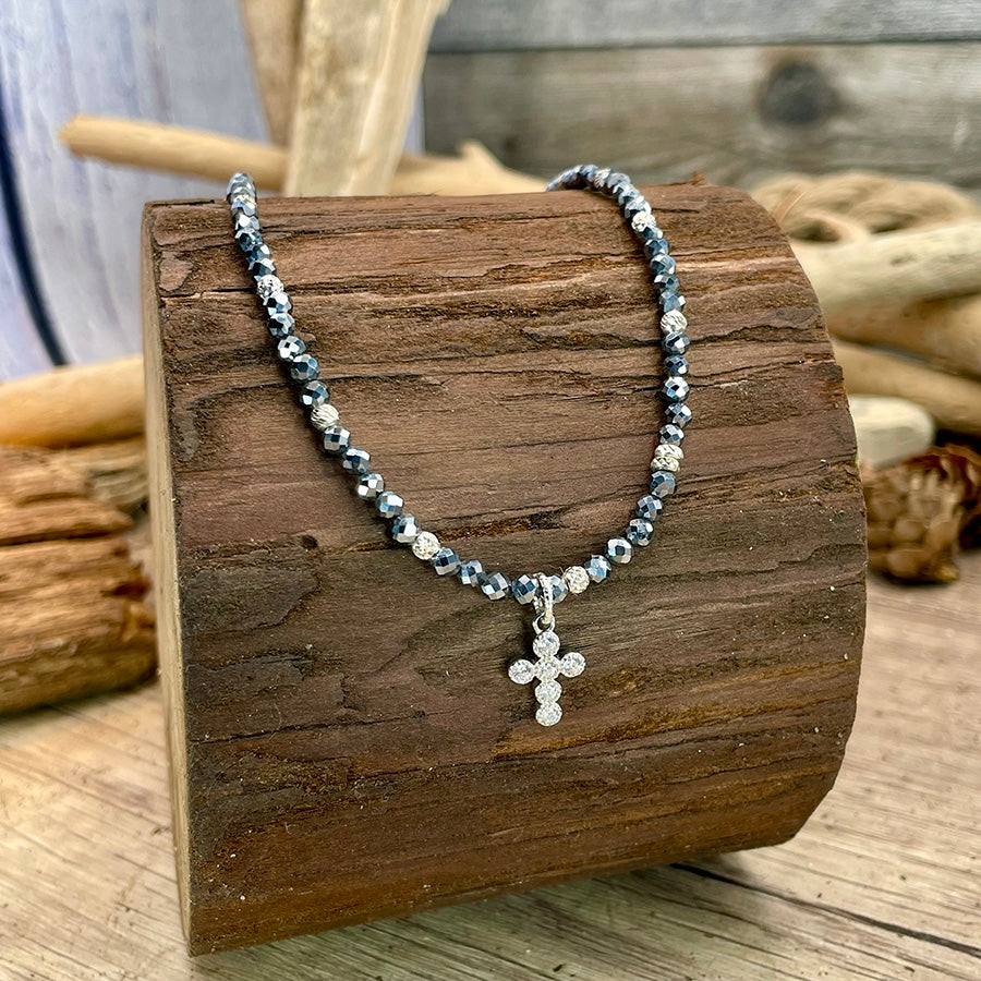 Collier femme HOLY TROUBLE – Perles facettées de térahertz, croix rétro pavée de zircons ronds et argent 925