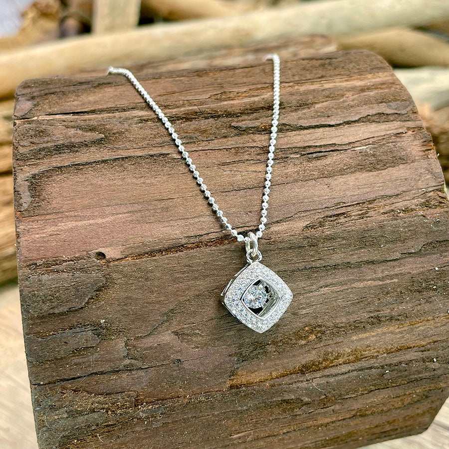 Collier femme DON’T TOUCH, I’M FLOATING – chaîne boules facettées scintillantes et pendentif zircon flottant en argent 925
