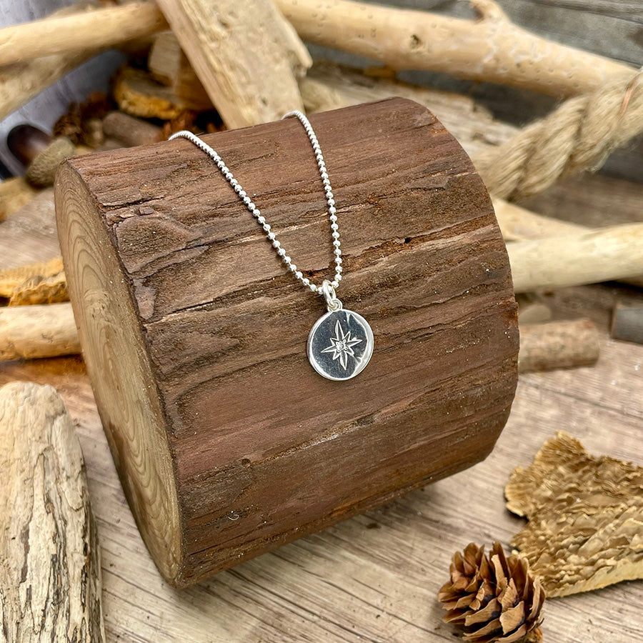 Collier femme en argent 925 – BURN MY GALAXY, médaille étoile du Nord & chaîne boules diamantées