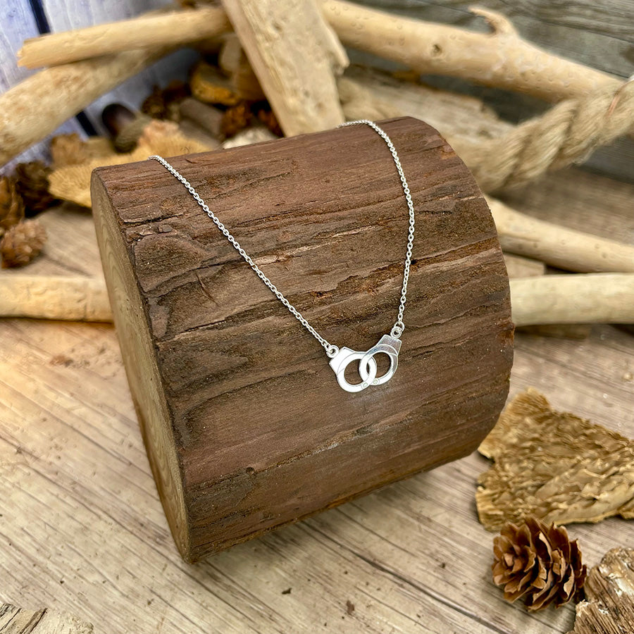 Collier femme CHAINED DESIRE – chaîne forçat en argent 925 avec pendentif menottes entrelacées