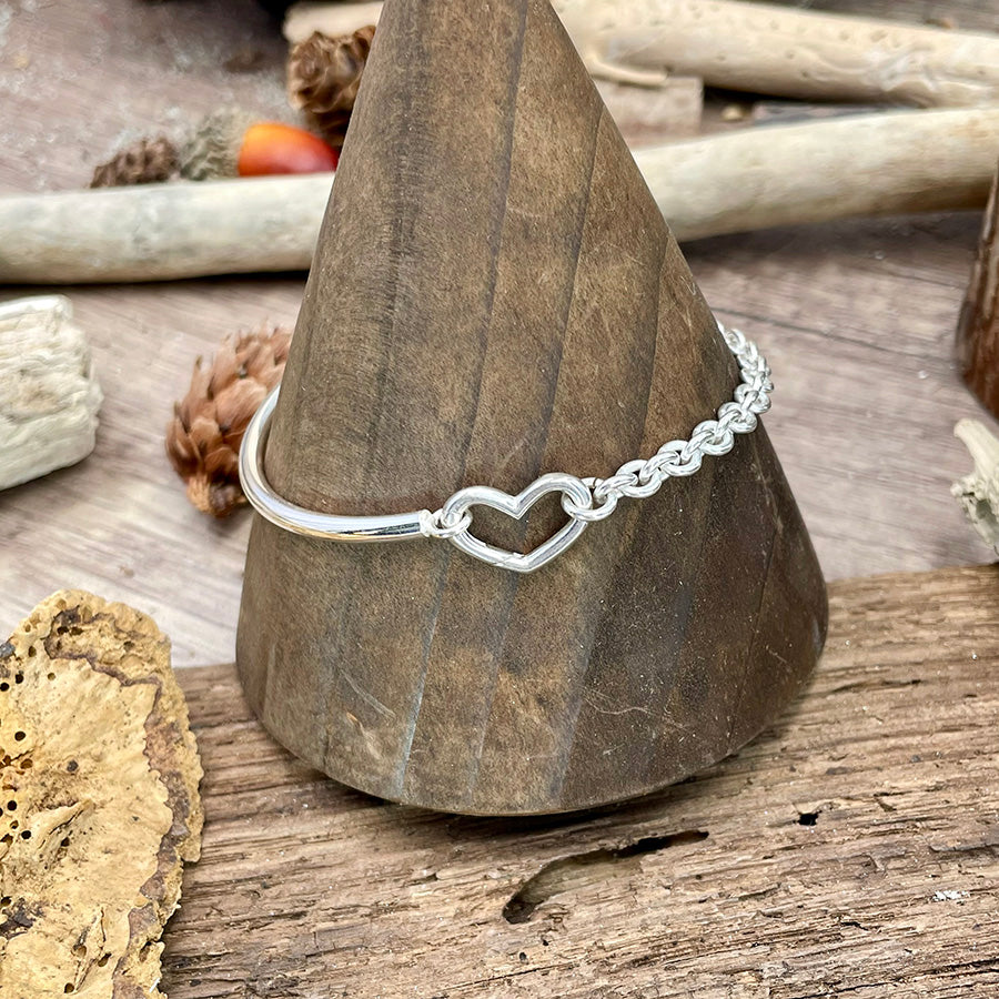 Bracelet femme demi-jonc en argent 925 – HOOK MY HEART, chaîne forçat massive & fermoir mousqueton cœur