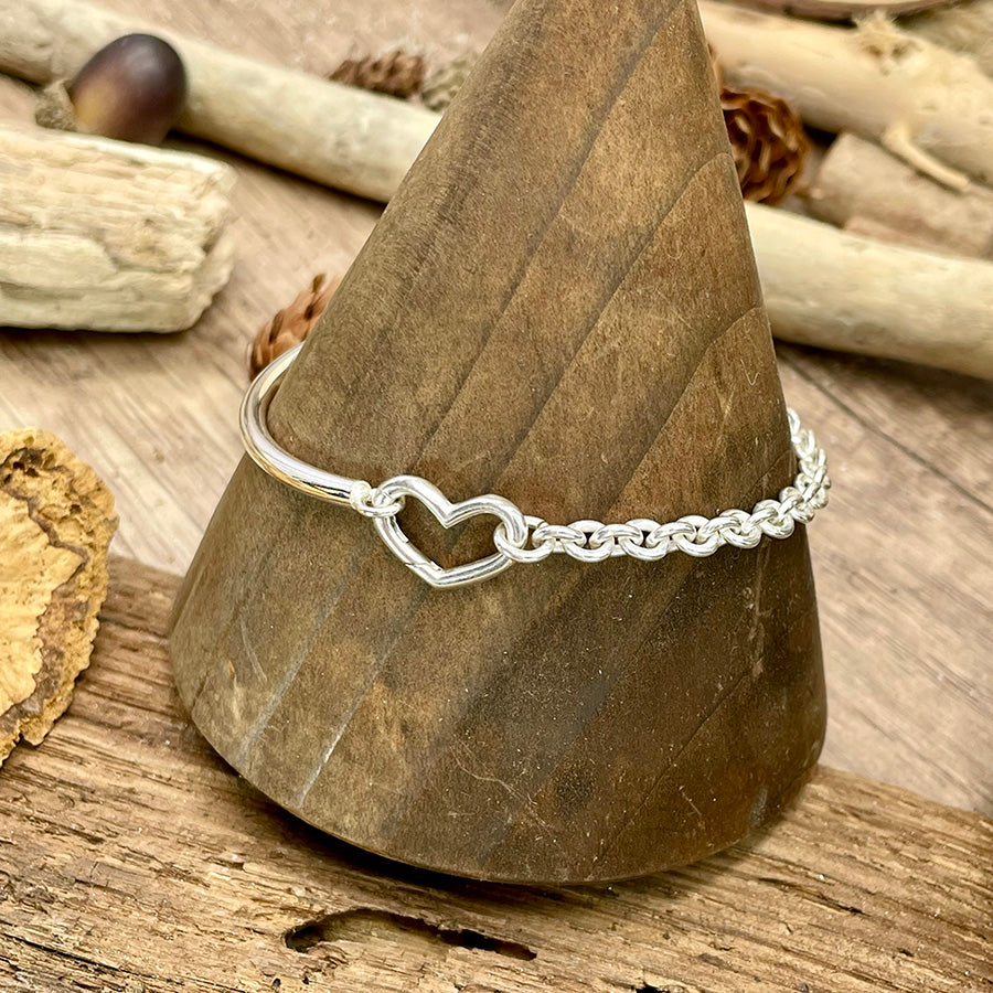 Bracelet femme demi-jonc en argent 925 – HOOK MY HEART, chaîne forçat massive & fermoir mousqueton cœur