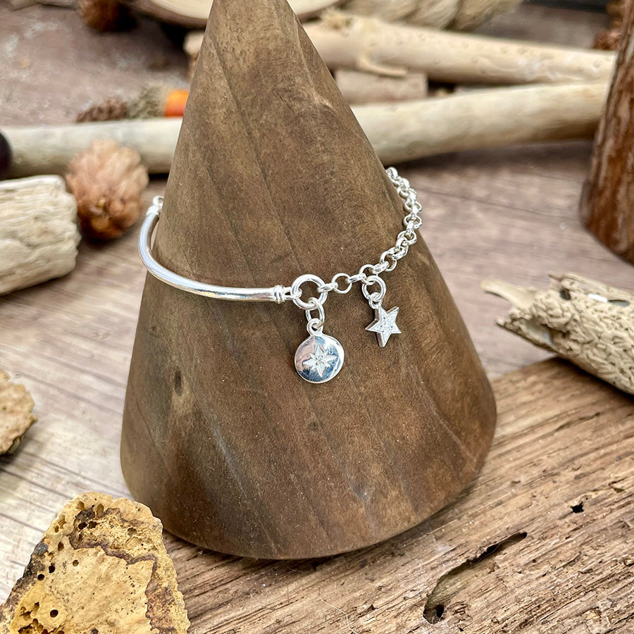 Bracelet femme PLAY WITH MY STAR – demi-jonc, chaîne jaseron, médaille ronde miroir gravée rose des vents et étoile pavée de zircons en argent 925