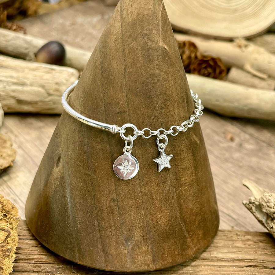 Bracelet femme PLAY WITH MY STAR – demi-jonc, chaîne jaseron, médaille ronde miroir gravée rose des vents et étoile pavée de zircons en argent 925
