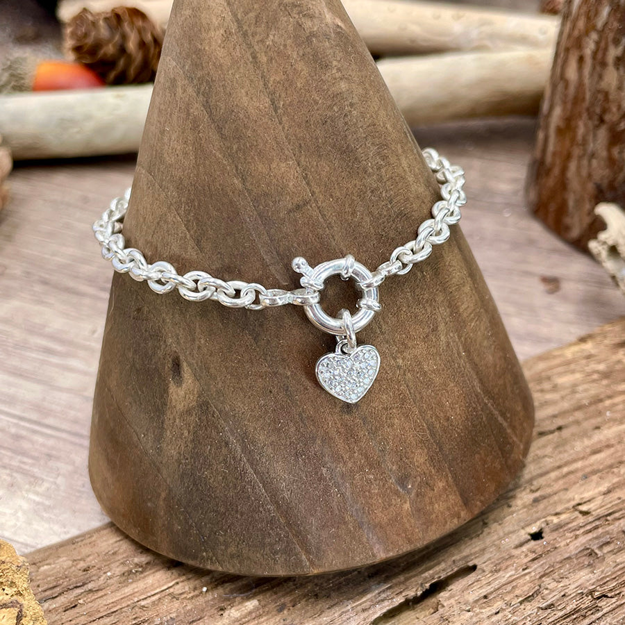 Bracelet femme LOVE IS A DRUG – maille forçat oversize, pendentif cœur zircons, fermoir bouée et argent 925
