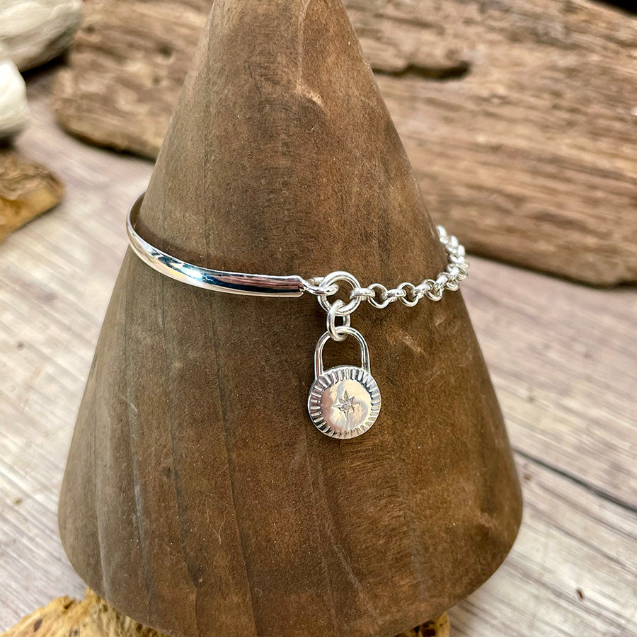 Bracelet femme LOCK ME BABY – demi-jonc épais, chaîne jaseron et cadenas étoile en argent 925