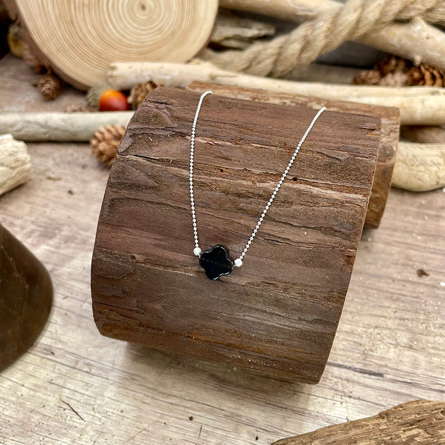 Collier femme DARK LUCK – chaîne boules diamantées et trèfle en onyx noir lisse, monté avec perles facettées en argent 925