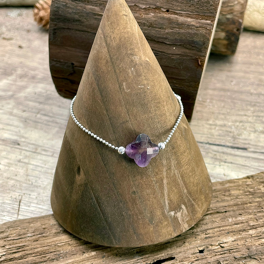 Bracelet femme SPELL MY SOUL – trèfle en améthyste facettée & chaîne boules scintillantes