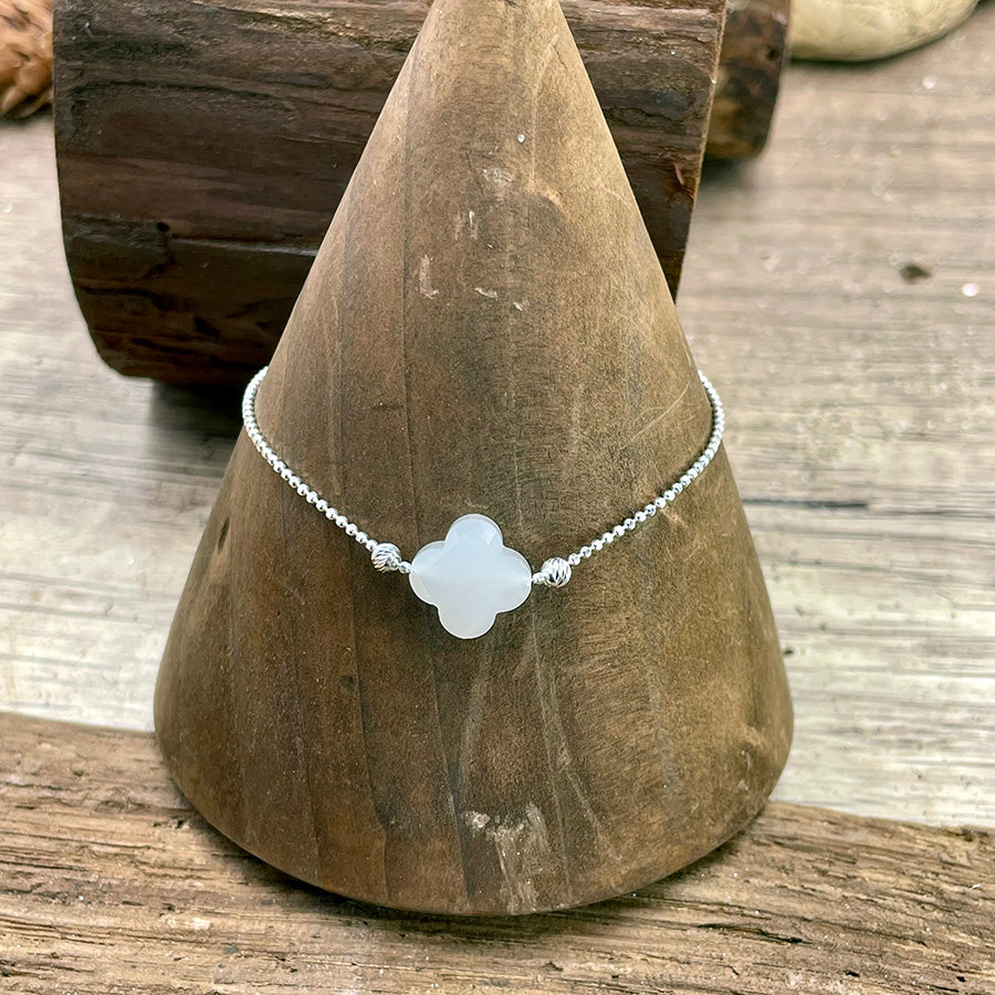 Bracelet femme WHITE VIBES ONLY – trèfle en agate blanche facettée & chaîne signature scintillante