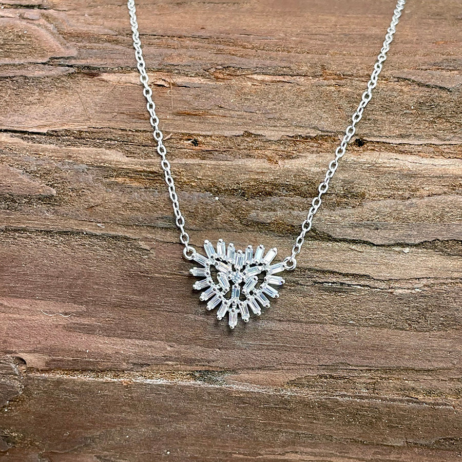 Collier femme HEARTLICIOUS DARLING – pendentif cœur serti de zircons baguette, chaîne forçat facettée en argent 925