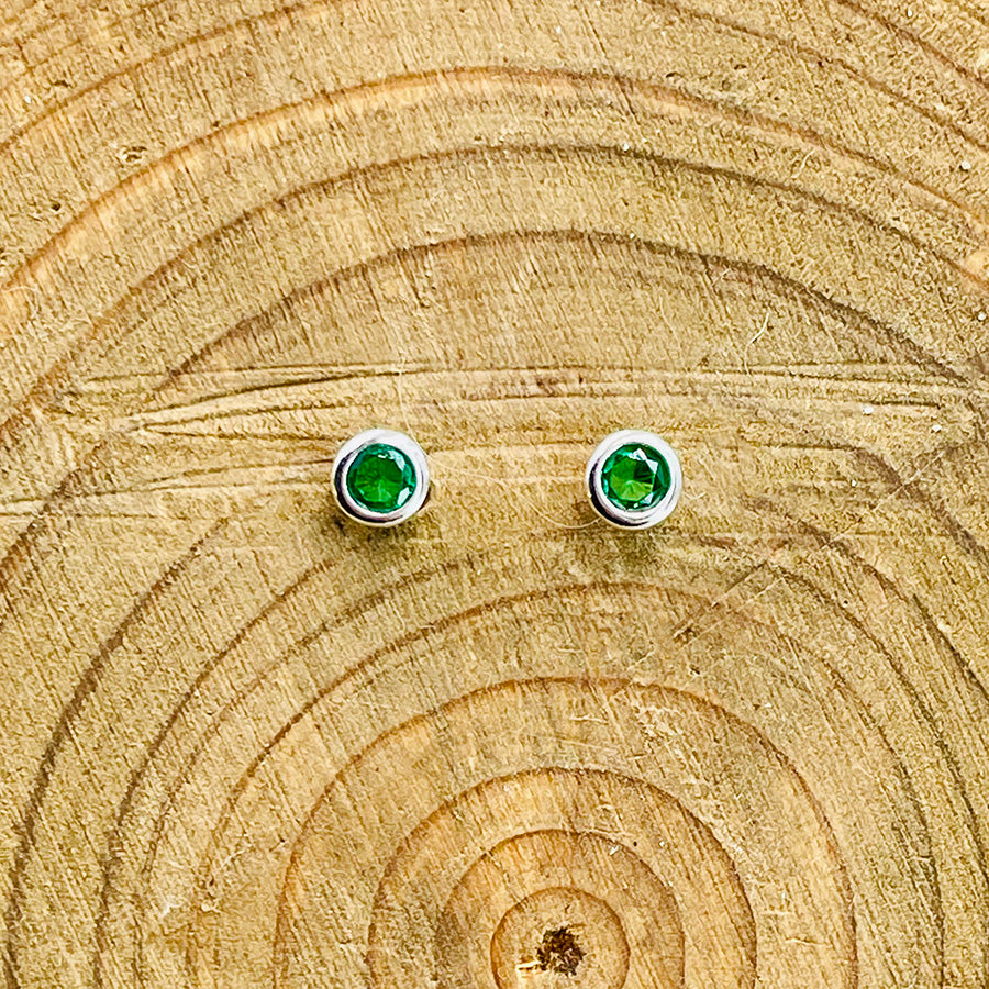 Clous d’oreilles femme LICK MY GREEN – zircons vert émeraude 3 mm, montés sur argent 925, serti clos