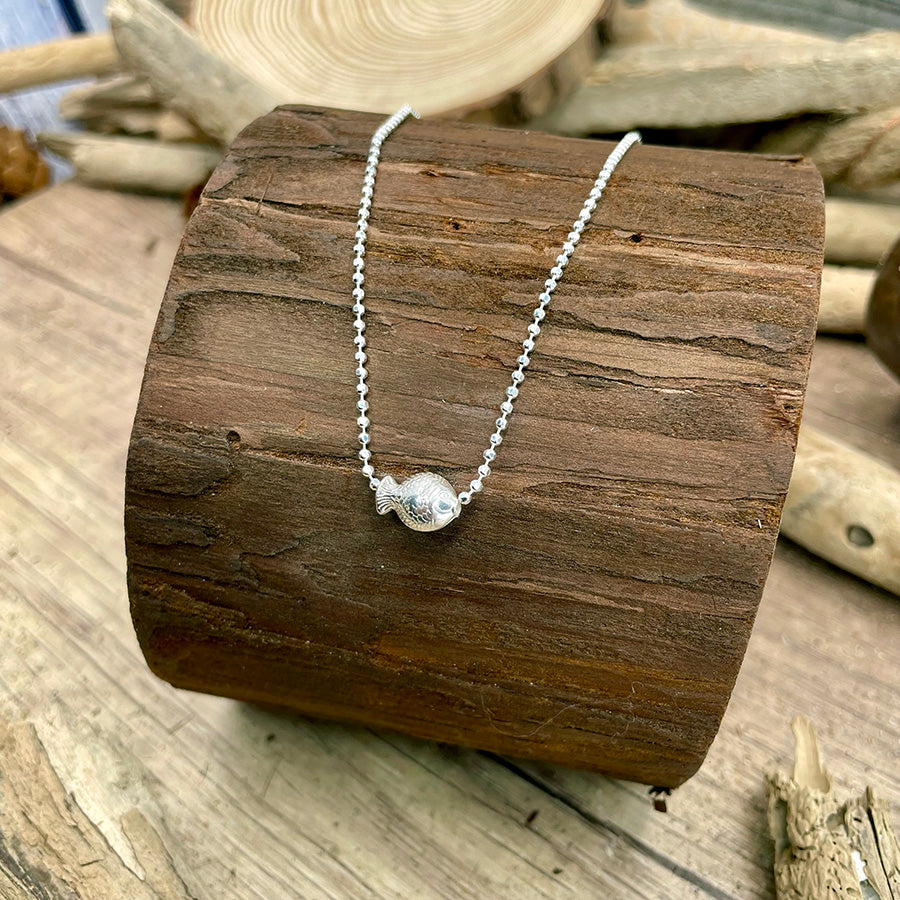 Collier femme MAKE A SPLASH – poisson en argent 925 sculpté, chaîne maille boules facettées scintillantes