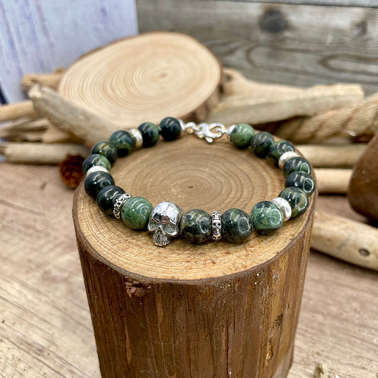 Bracelet homme FOREST SIN – perles de jaspe kambaba 10 mm, skull central et fermoir mousqueton en 8 argent 925
