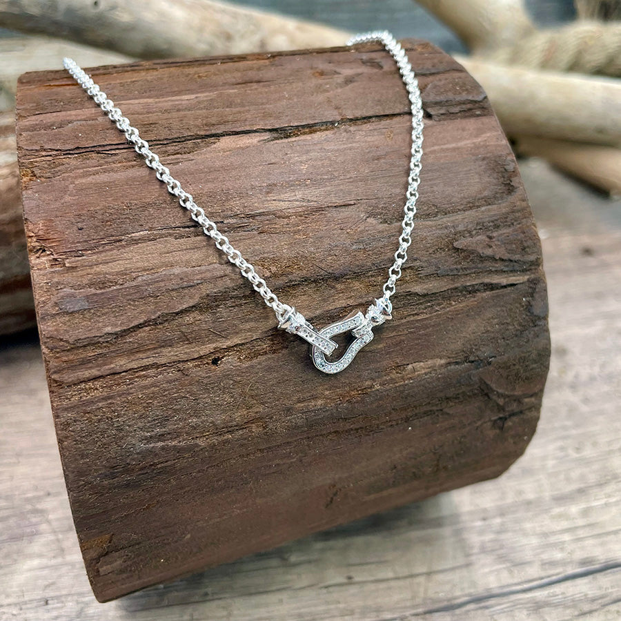 Collier femme CLIPPED & ICED, STUNNA – chaîne jaseron en argent 925, fermoir fer à cheval pavé de zircons façon diamant, crochets sertis.