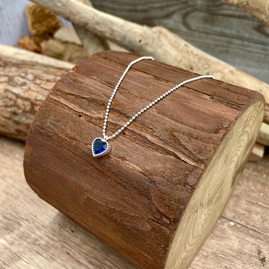 Collier femme ICY BUT BLUE, GAL – pendentif cœur taille diamant façon saphir, serti griffé strié, chaîne boules facettées scintillantes