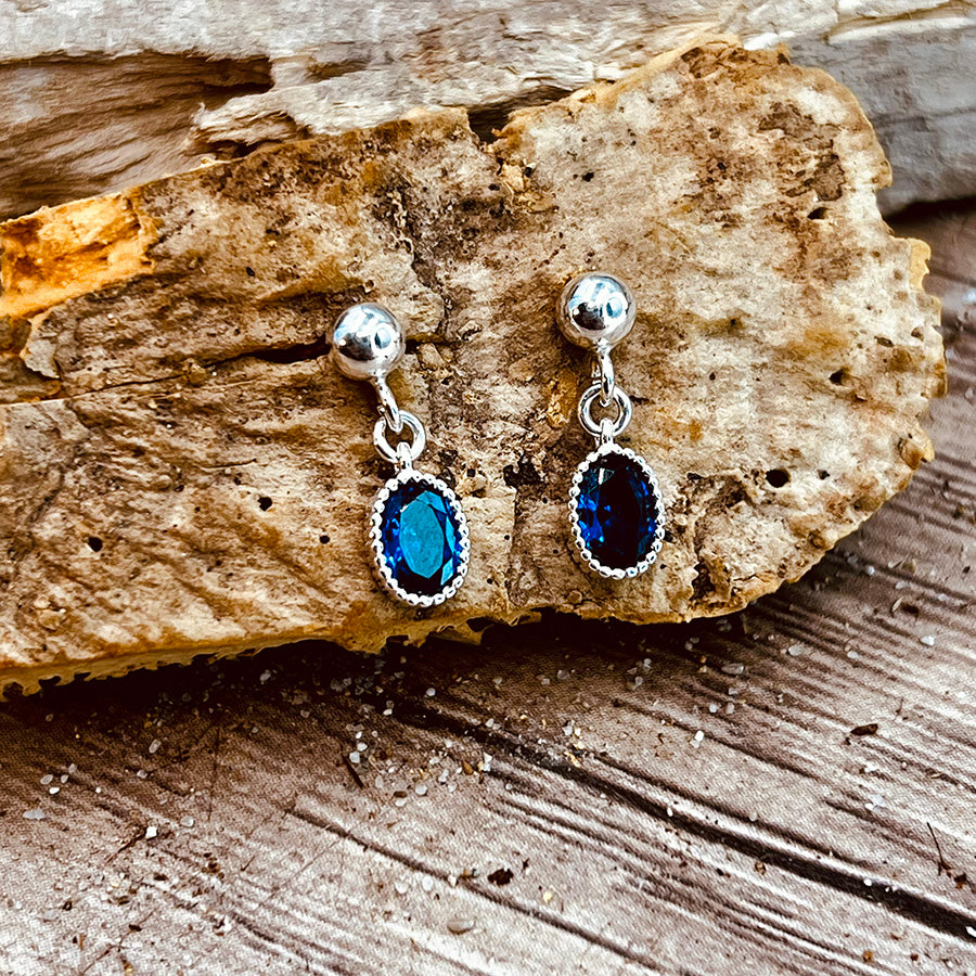 Boucles d’oreilles femme BLUE BLOOD, NO MANNERS – clous en argent 925 et pendants goutte zircon bleu serti perlé