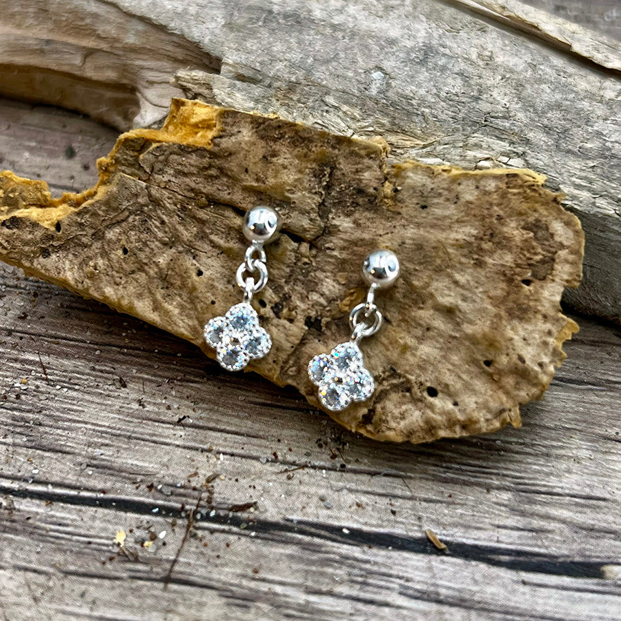 Boucles d’oreilles femme LUCK ME IF YOU DARE – clous en argent 925 et pendants trèfle quatre feuilles pavé de zircons