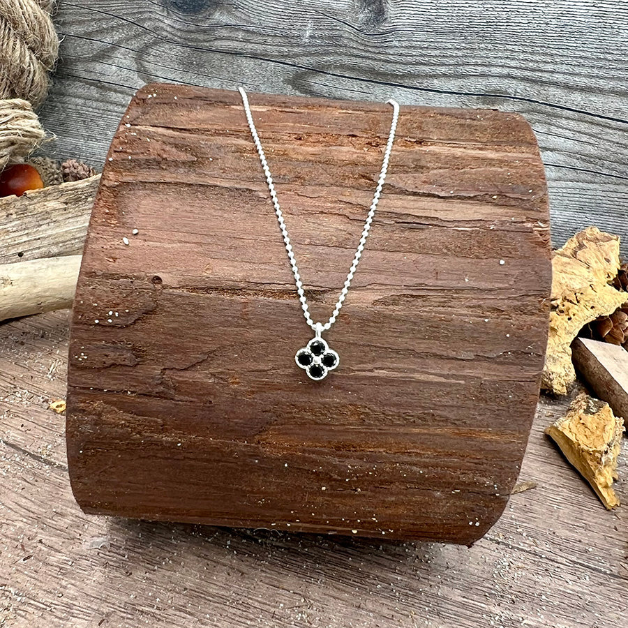 Collier femme LUCK ME DEADLY – chaîne boules facettées scintillantes, pendentif trèfle zircon noir et argent 925