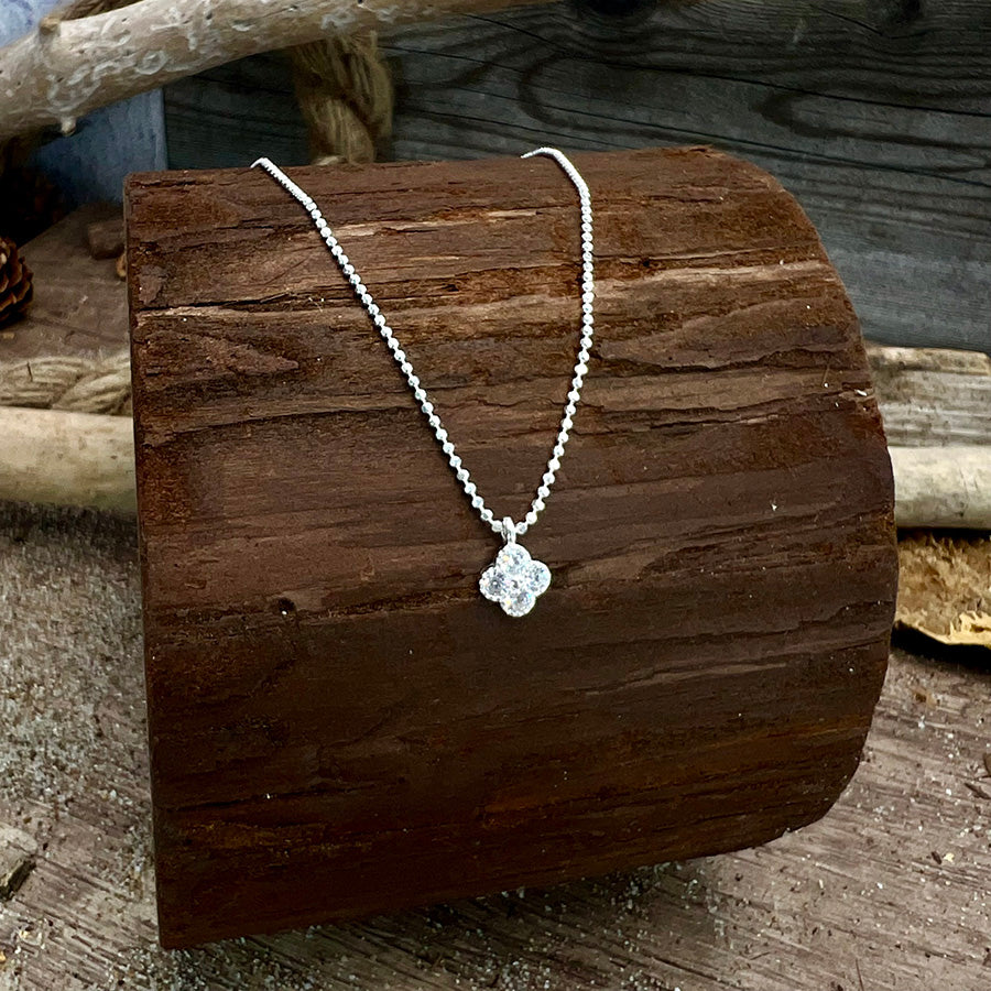 Collier femme LICK MY CLOVER – pendentif trèfle pavé de zircons & chaîne boules facettées scintillantes en argent 925