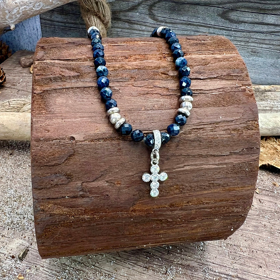 Collier femme SAINT OOPS – perles de saphir naturelles, pendentif croix zircons et argent 925
