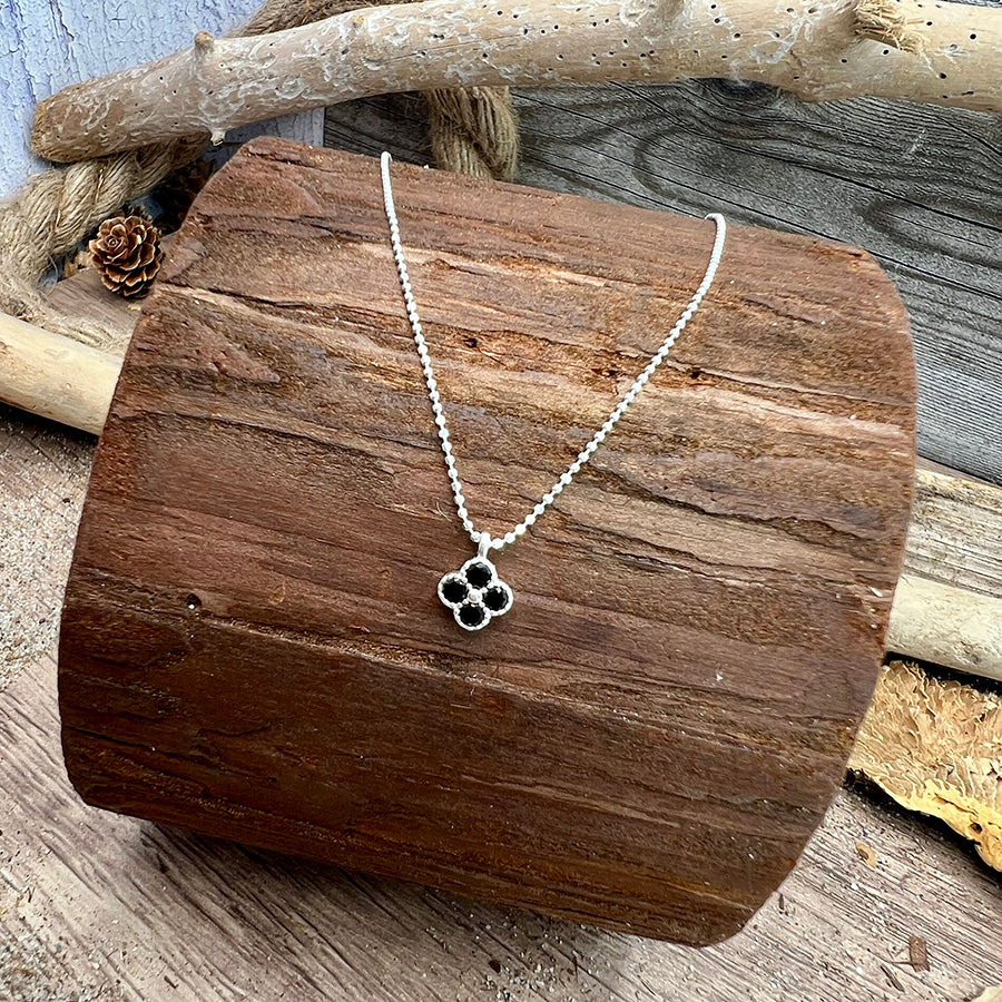 Collier femme LUCK ME DEADLY – chaîne boules facettées scintillantes, pendentif trèfle zircon noir et argent 925