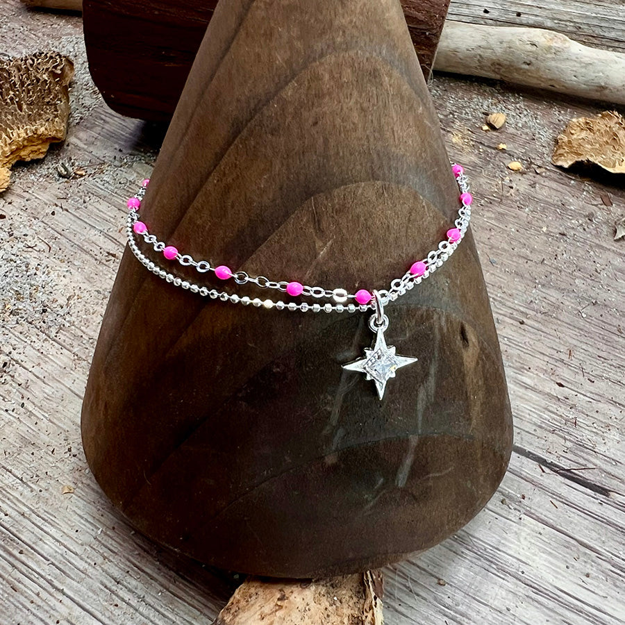 Chaîne de cheville femme TWINKLE ME CRAZY – chaîne boules facettées scintillantes, chaîne perles émaillées rose fluo et pendentif étoile du Nord zircon argent 925