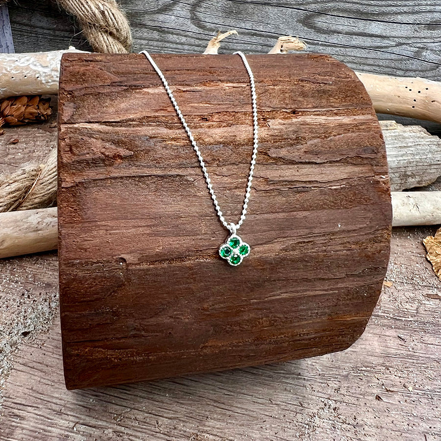Collier femme LUCK OFF, I’M FABULOUS – pendentif trèfle zircon vert et chaîne boules facettées scintillantes argent 925