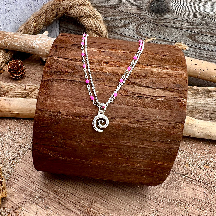 Collier femme double rang TOO SPIN TO STOP – chaîne perles émaillées rose fluo, chaîne boules facettées scintillantes et pendentif spirale argent 925