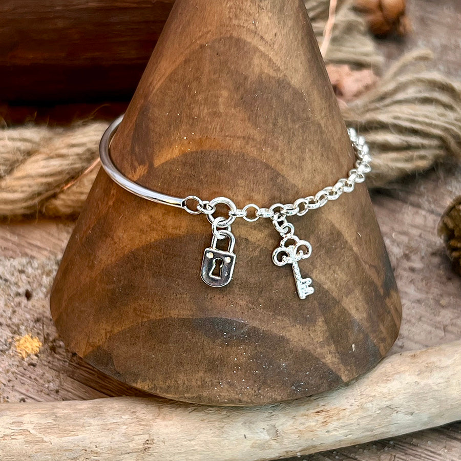 Bracelet femme LOCKED IN LOVE – demi-jonc martelé, maille vénitienne et charms clé & cadenas en argent 925
