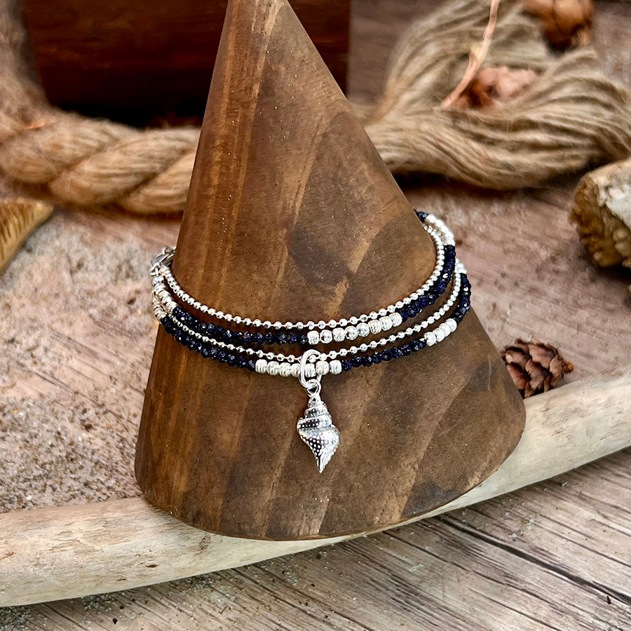Bracelet femme multi-rang CALL ME SHELLFISH – perles de blue sand, pendentif coquillage et argent 925