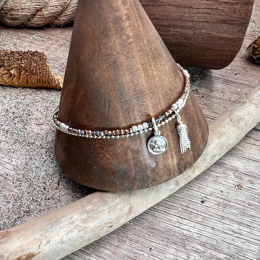 Chaîne de cheville double rang femme BLESS ME LATTE, BABY – perles de cristal coffee, chaîne boules facettées scintillantes, médaillon ange et pompon chaînes argent 925